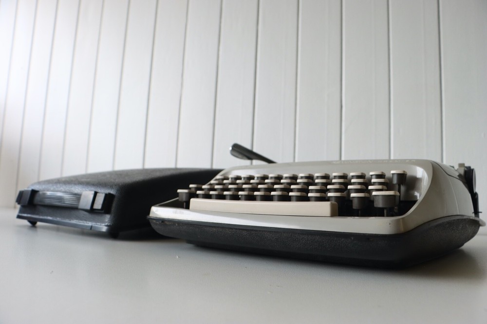 Remington Sperry Rand Portable Typewriter - Excellent Working Condition!