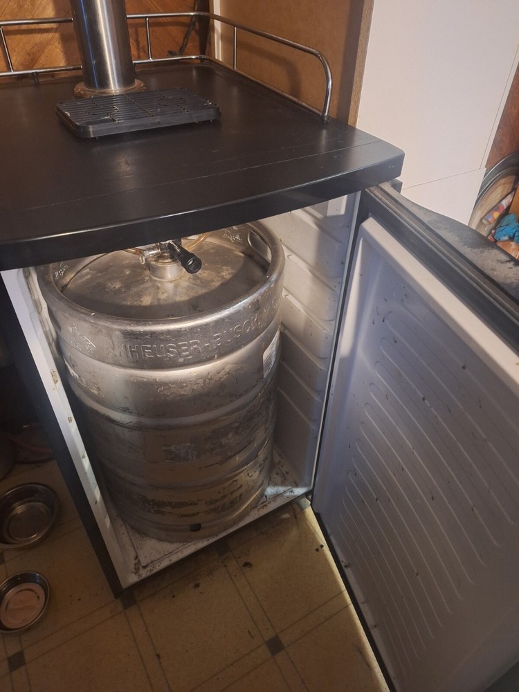 Edgestar Single Tap Kegerator Includes 2 CO2 tanks CO2 Regulator and KEG