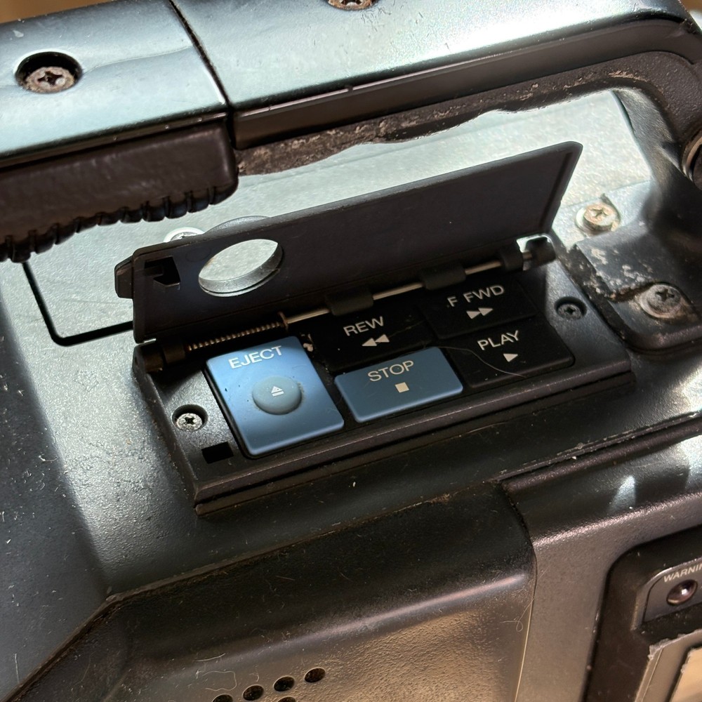 Sony Betacam BVW-D600 - Powers On