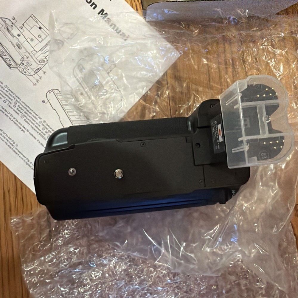DSTE BG-E6H Canon 5D Mark II Battery Grip - Open Box