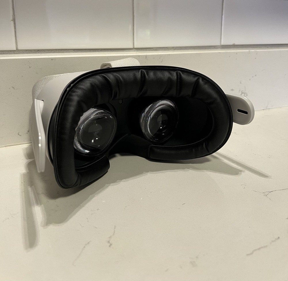 Meta Oculus Quest 2 - 256GB VR Headset & Carrying Case