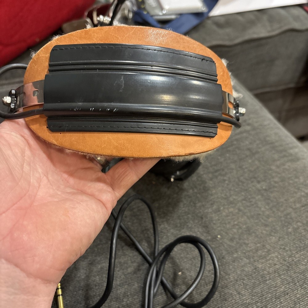 AVCOMM Aviation Communications Pilot’s Headset AC-400S ?