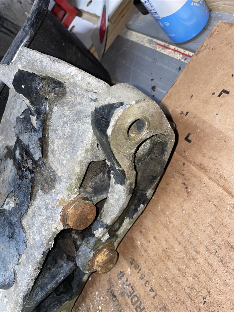 PETERBILT 379 BRACKET-FRONT SPRING DRIVE 02-02516R