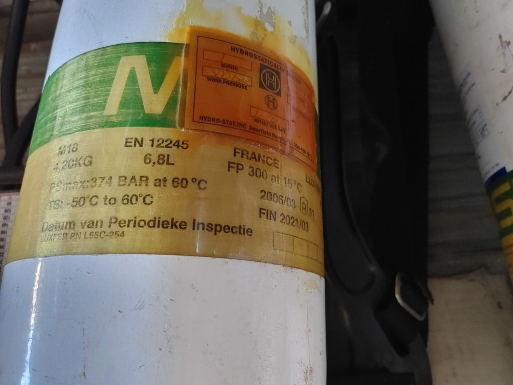 scuba diving oxygen tanks