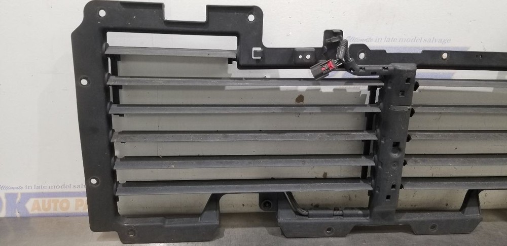 18 GMC YUKON XL 5.3L AIR SHUTTER
