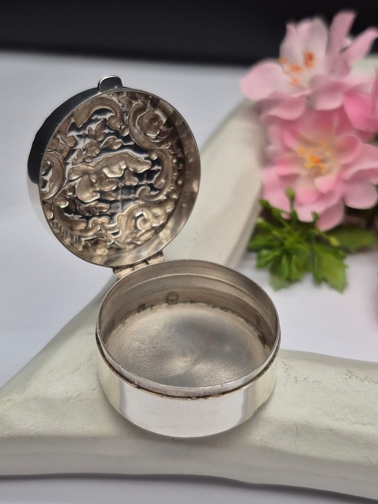 Sterling Silver Pill Box, Fine Example, Highly Decorative, Cherub Design