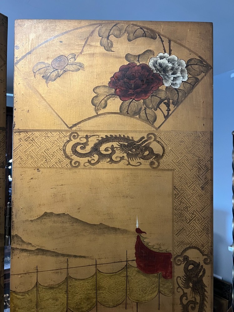 A JAPANESE EIGHT PANEL HAND PAINTED FOLDING FLOOR SCREEN, CIRCA 1900