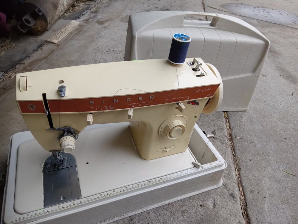 Vintage Singer 362 Sewing machine w/ Case, Controller,
