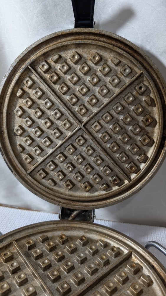 McGraw Elec Co Waffle Iron-mod#261-Great Shape