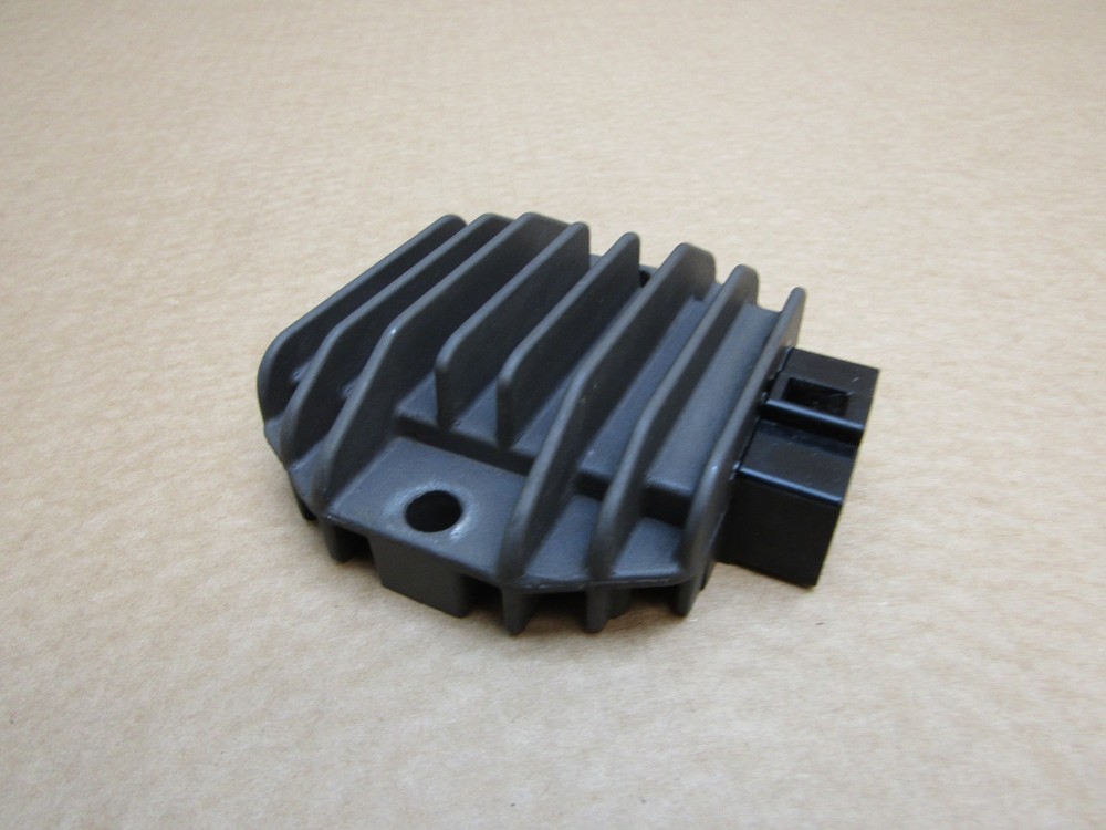 Yamaha YBR 125 Custom 2013 regulator rectifier (15668)