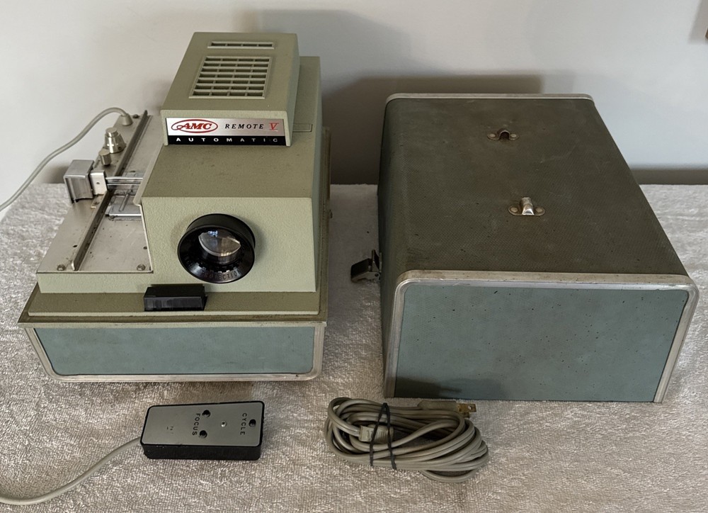 Argus AMC 559 Remote V Auto Projector With Case Power Cord & Remote Powers On