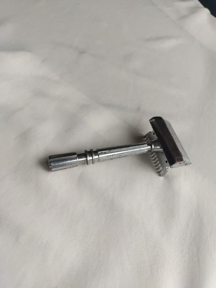 Gem Micromatic Open Comb Type Silver Tone SE Safety Razor