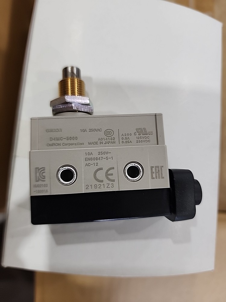 New OEM OMRON Limit Switch P/N D4MC-5000