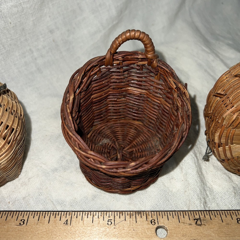 VINTAGE 3-MINIATURE BASKETS 2with lids