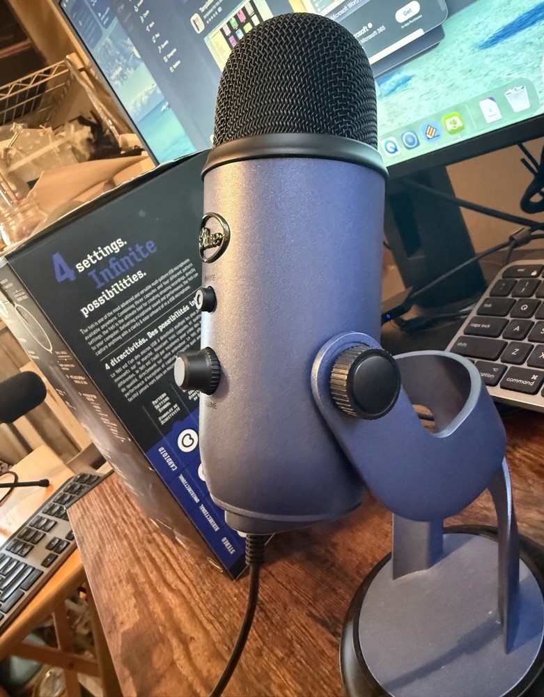 Logitech Creators Blue Yeti USB Microphone for Gaming, Streaming, Podcast.