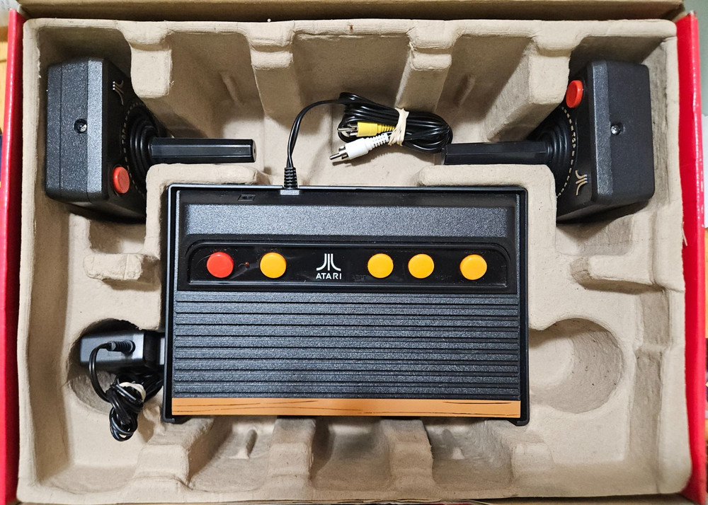 Atari Flashback 6 Classic Game System 100 Built-in Games 2 Wireless Controllers