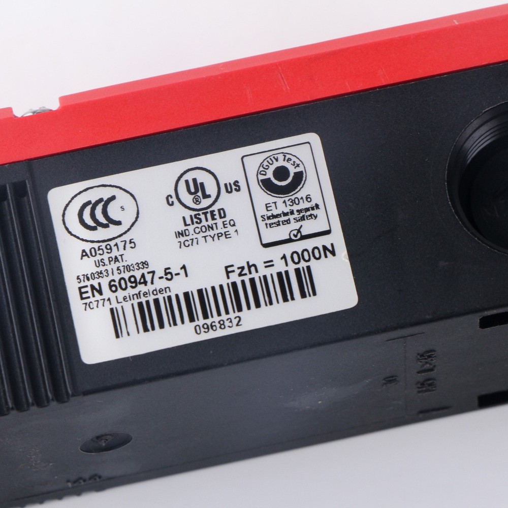 1PCS NEW EUCHNER TP3-4141A024M 084270 safety switch