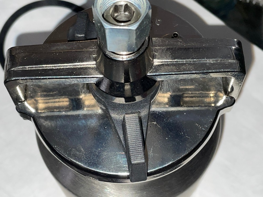 BINKS STAINLESS 1 QT PRESSURE ASSISTED CUP W/REGULATOR 80-511