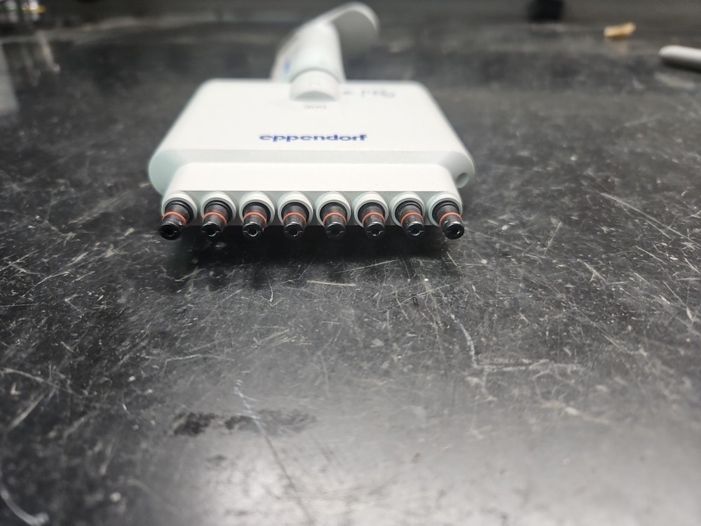 Eppendorf RESEARCH 8-channel pipette 300