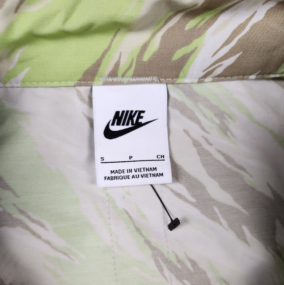 Nike Lightweight Zip Up Jacket. Size Small
