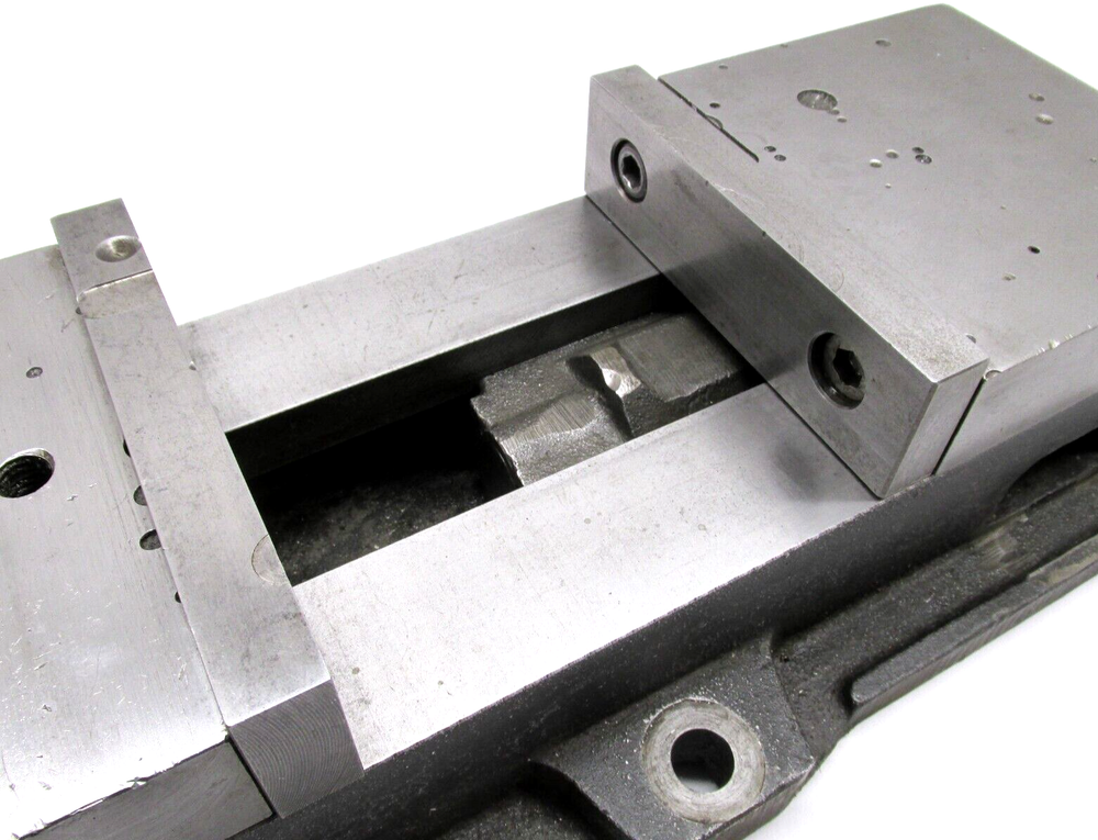 KURT ANGLOCK 6" MILLING MACHINE VISE w/ JAWS - #D60
