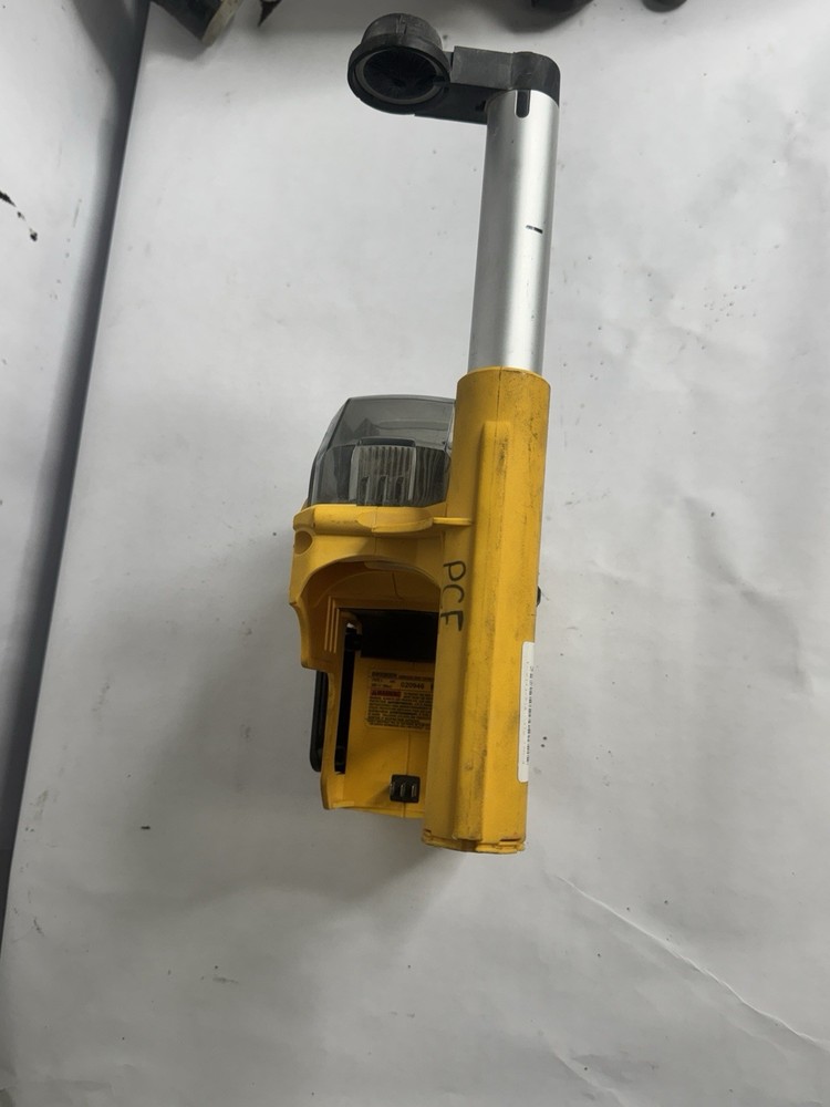 DEWALT On-Tool Dust Extractor: On-Tool, Self-Contained, 5/8 in Max