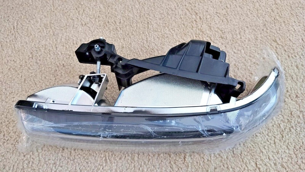 Chevrolet Silverado 2000 - Left Side Headlight CV10083-H **New Without Box**