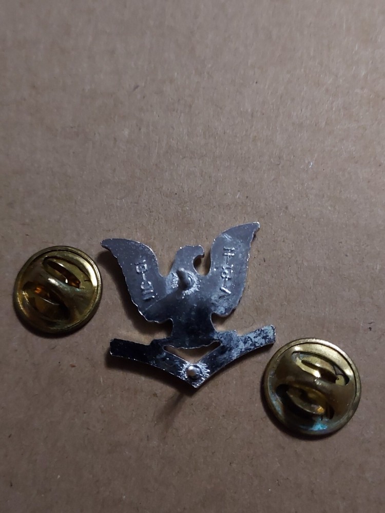 GENUINE U.S. NAVY COLLAR DEVICE: E4 face to right