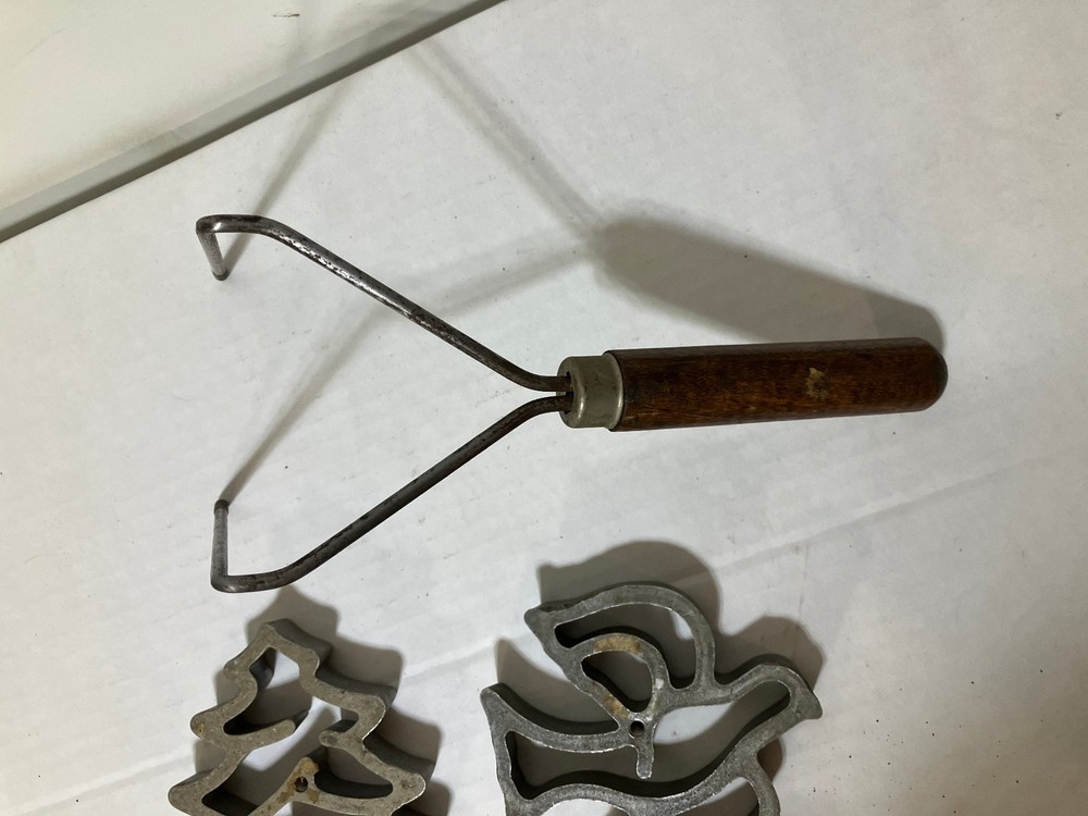 Vintage 4 Holiday Cookie Irons & Handle