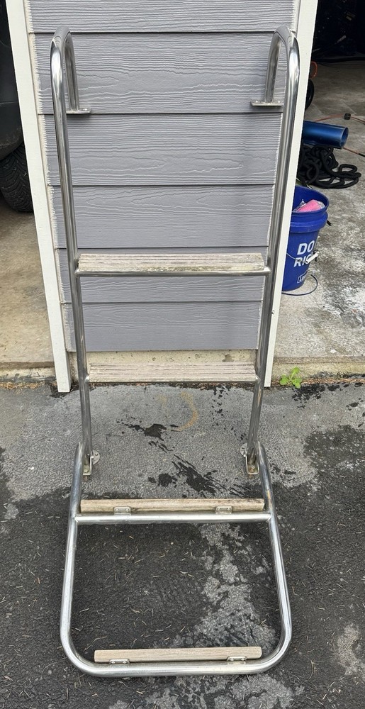 1990 Tiara Yachts 3100 Open Swim Ladder