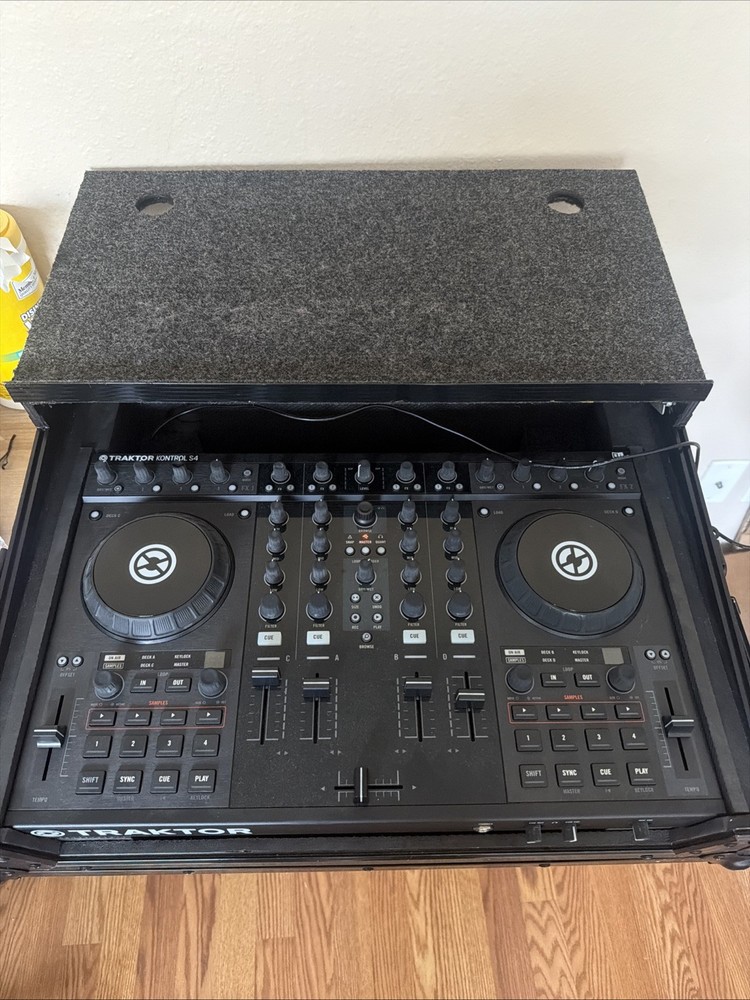 traktor kontrol s4 With Case