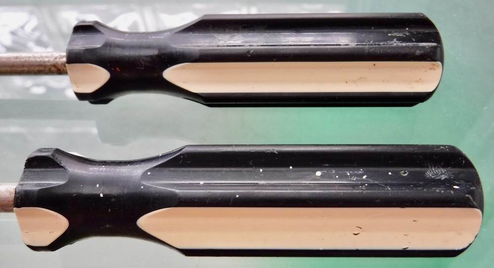 2 Stanley 7.5” Screwdrivers Flathead & Phillips Black & Cream Plastic Handle