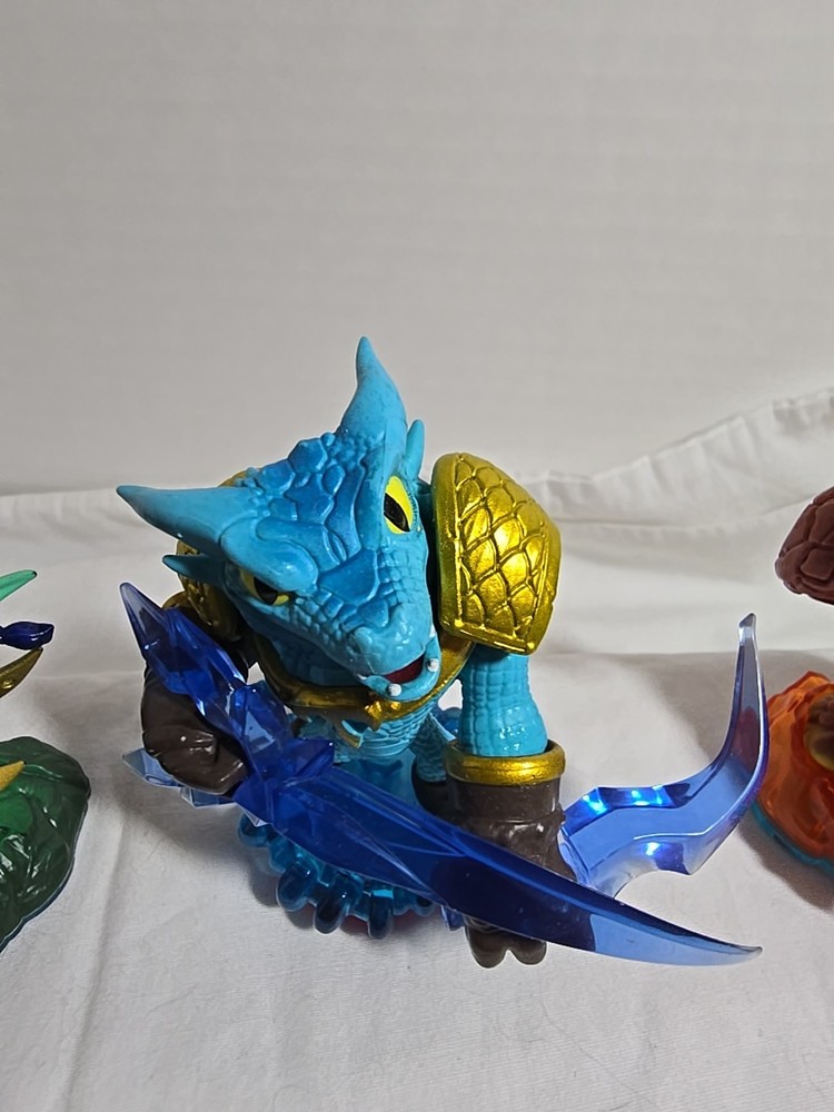 lot of skylanders 5 figures