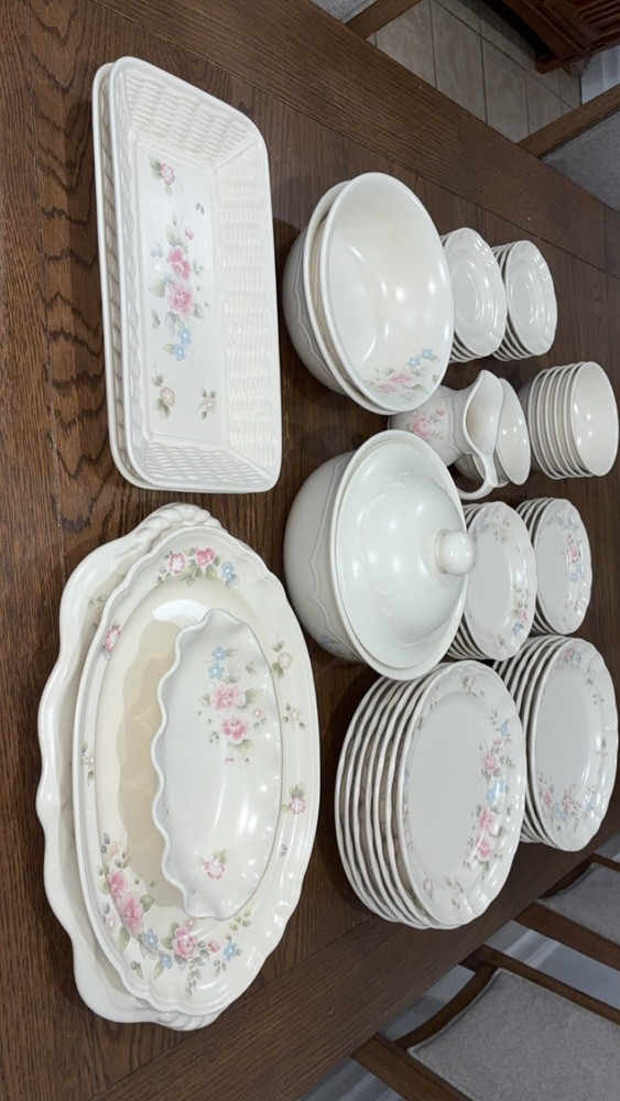 Vintage Pfaltzgraff Tea Rose 54-Piece Dinnerware Set