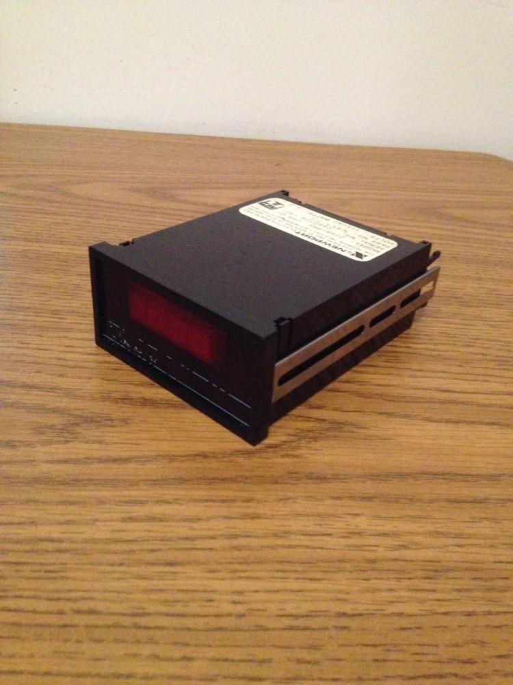 NEWPORT ELECTRONICS 204B-RMS CR6 D1 VOLTMETER