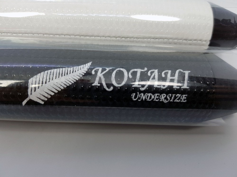 BJM Kotahi Putter Grip palms up split hand putting system