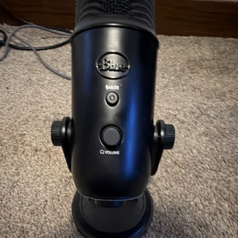 Blue Yeti USB Microphone Black with Mute Switch & Volume Control