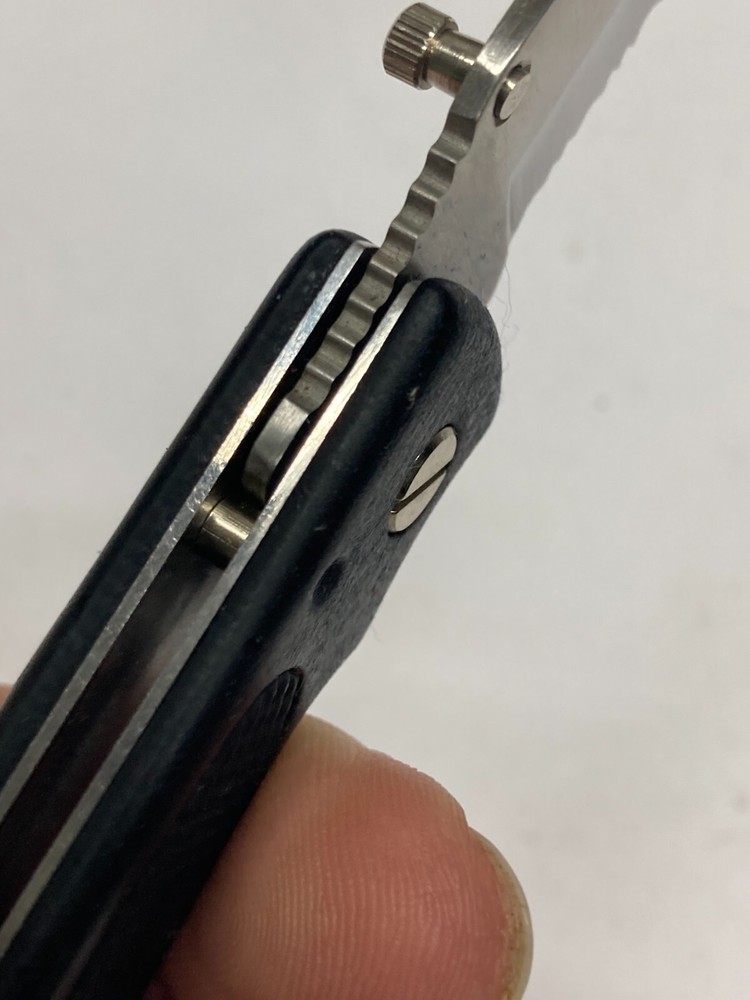 Jaquar Folding Knife w/Combo Blade, Thumbknob, Linerlock YK-811BK