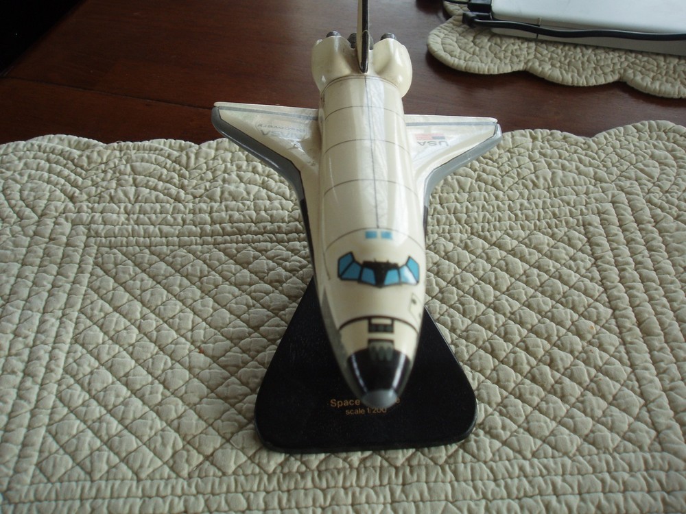 Space Shuttle Desk Model Discovery 1/200 with stand