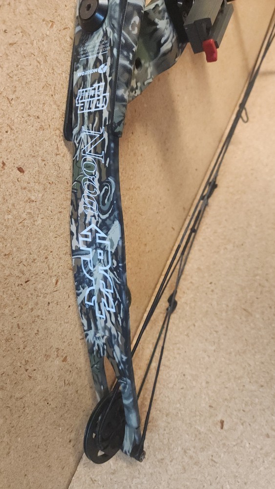 Vintage PSE Nova Compound Bow, Right hand, Mossy Oak Camo