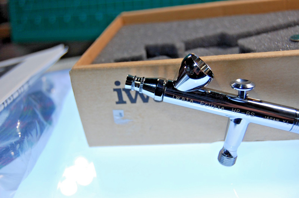 Iwata HP-BS Eclipse Airbrush - Small Gravity Feed + Air Hose - Silver