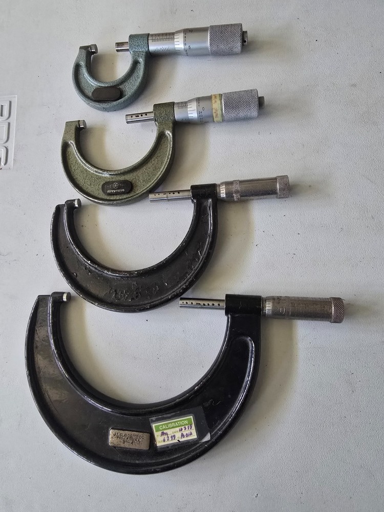 outside micrometer set. 0"-4". 4 individual micrometers. Well maintained set.