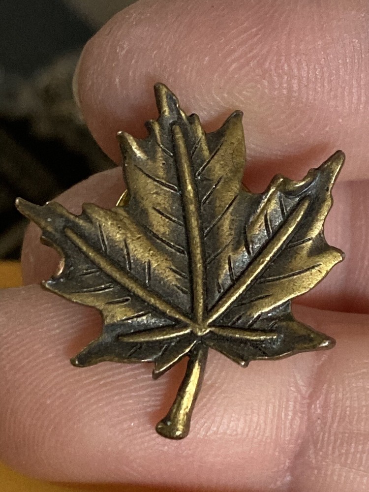 Maple leaf Lapel Pin EUC K535