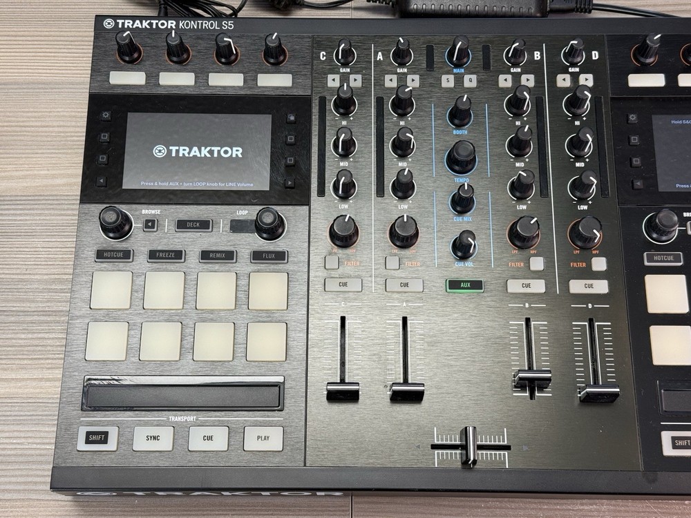 Native Instruments Traktor Kontrol S5 DJ Controller