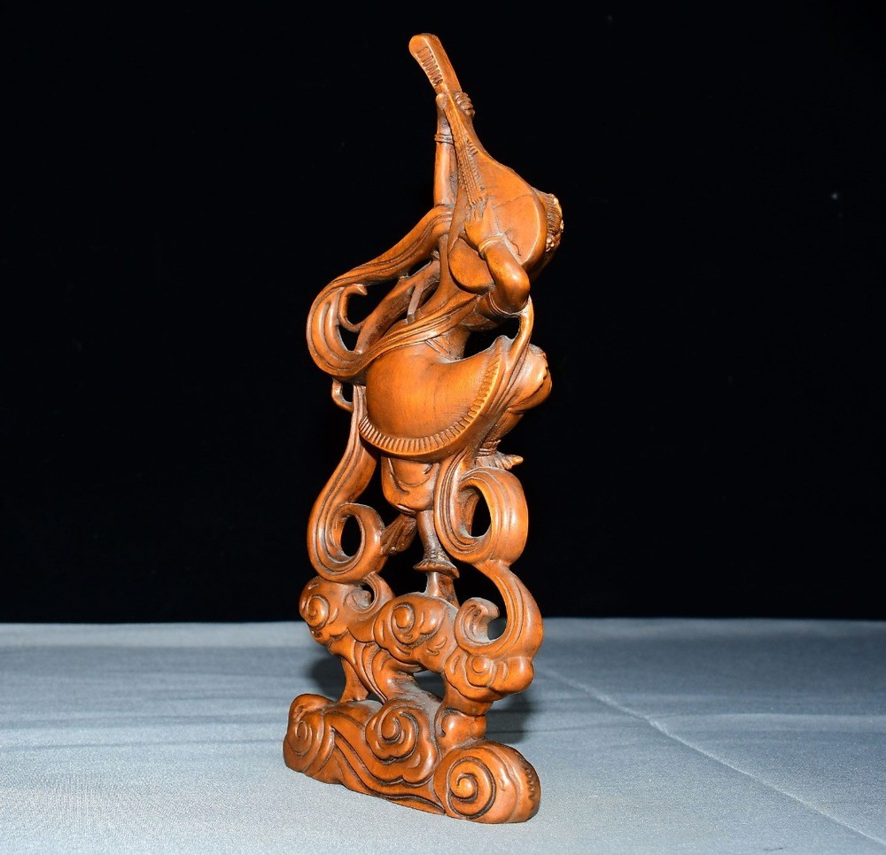 Exquisite Small Leaf Boxwood Flying Beauty Ornament