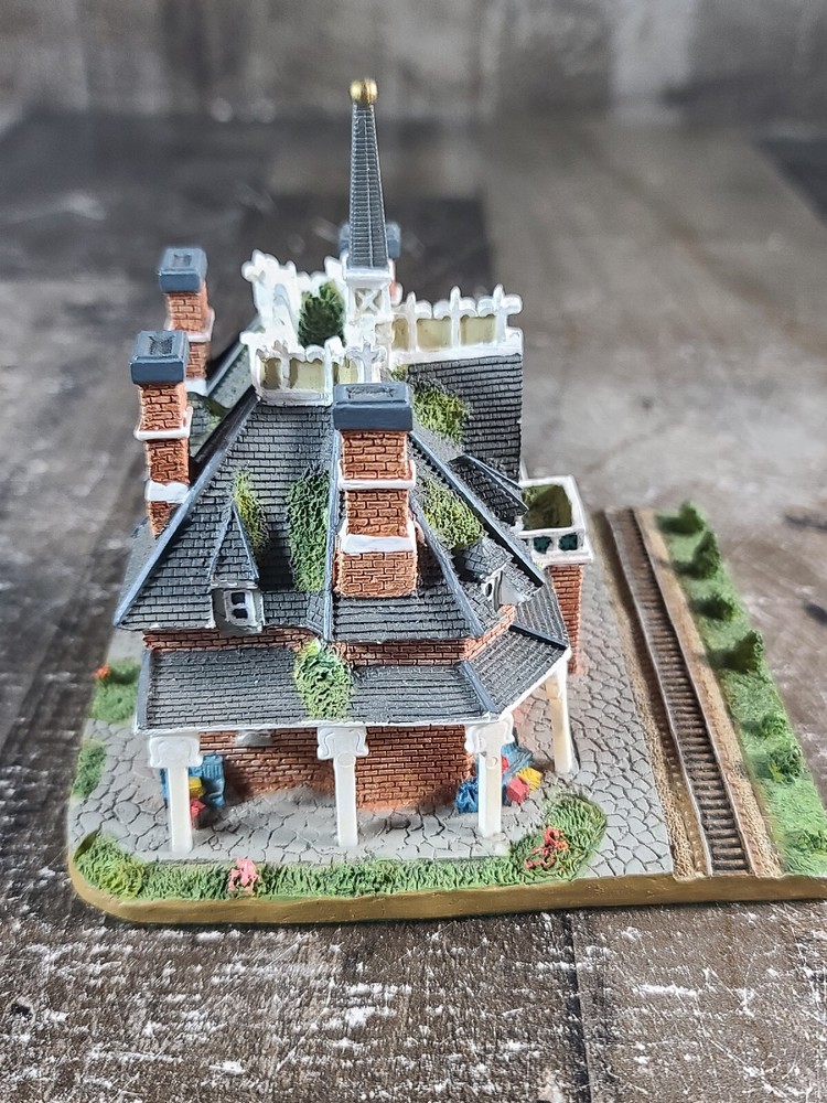 Santa's Best 1995 Hand Painted Ceramic Train Station
