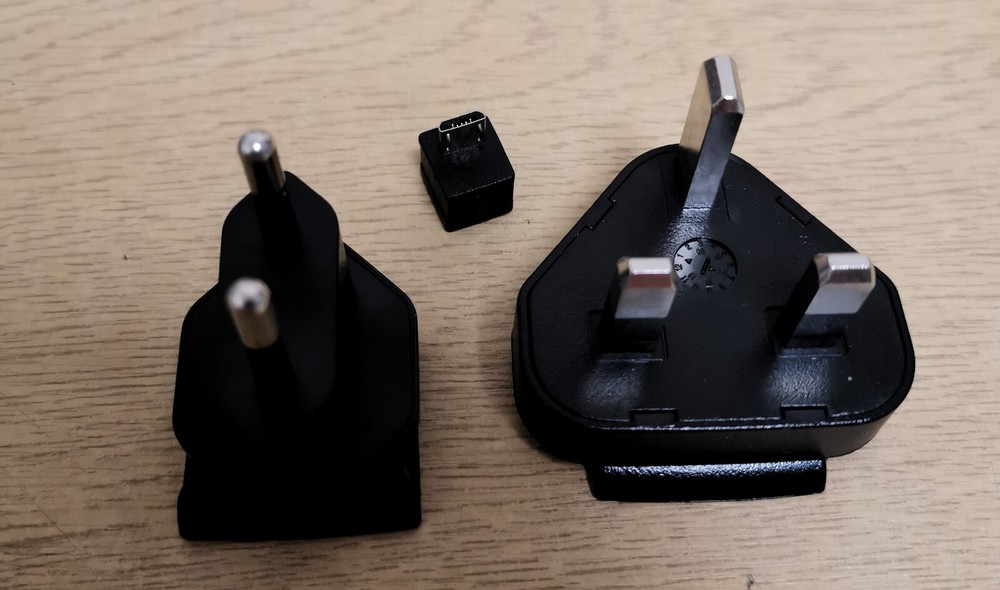 TomTom (4EF0.001.00) Carry & Charge Pack - Black *See Description*