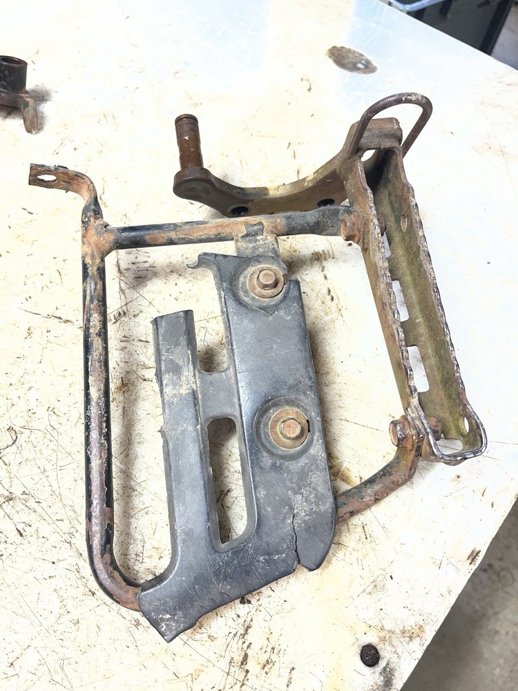 2001 YAMAHA BIG BEAR 400 RIGHT FOOT REST PEG STEP