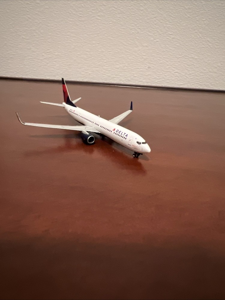 Delta 737-800 1:400 Scale