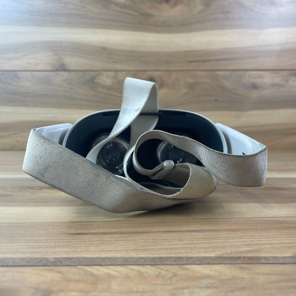 Oculus Quest All-In-One Standalone Virtual Reality Headset Only Bluetooth USB-C